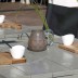 Kaarsen in gekleurd glas sfeervol op tafel buiten gebruiken